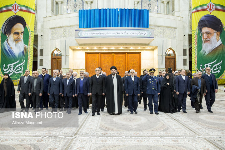 استقبال سیدحسن خمینی از پزشکیان در حرم امام خمینی/ فاتحه خوانی سقاب اصفهانی در کنار رئیس جمهور + تصاویر