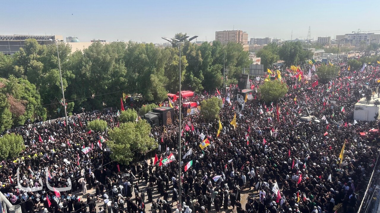 پیکر رهبر شهید ایران در مسیر حرم حضرت علی(ع)+فیلم