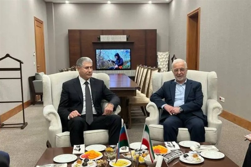 مومنی در بدو ورود به باکو: توسعه روابط با همسایگان اولویت ایران است