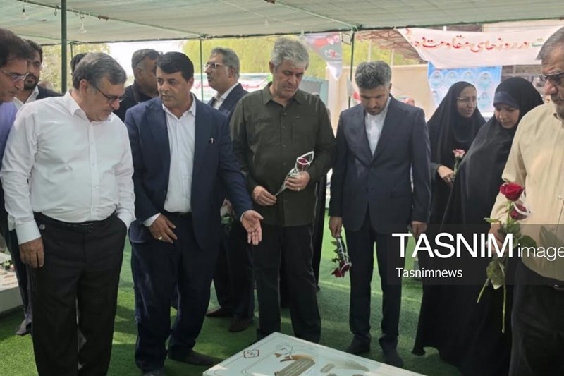 ادای احترام اعضای کمیسیون برنامه و بودجه مجلس به شهدای دانش‌آموز میناب