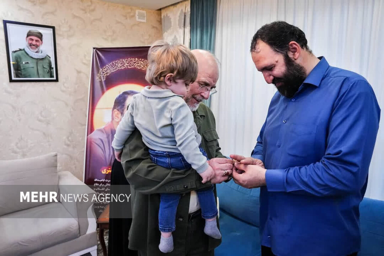 حضور رئیس مجلس در منزل شهید فرج‌الله شوشتری