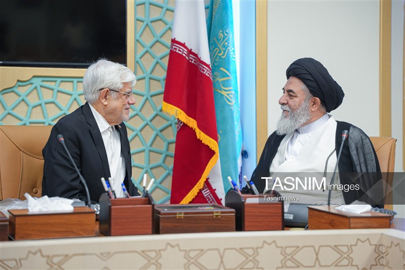 دیدار عارف با تولیت مسجد جمکران