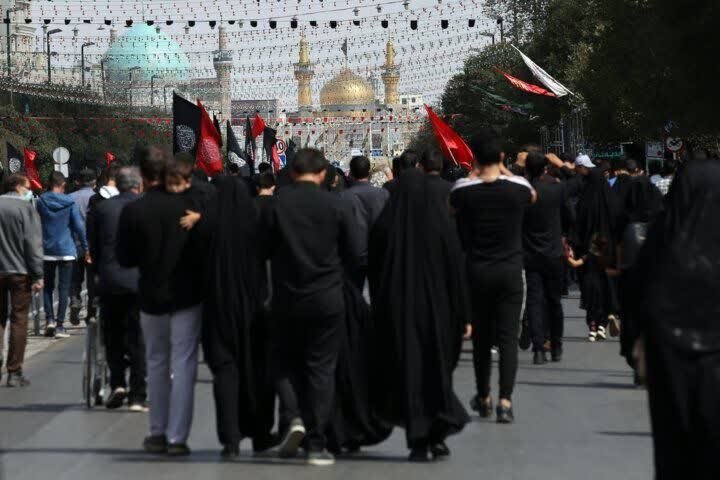 زائران رضوی از حسِ زیارت در روز شهادت امام رضا(ع) می‌گویند