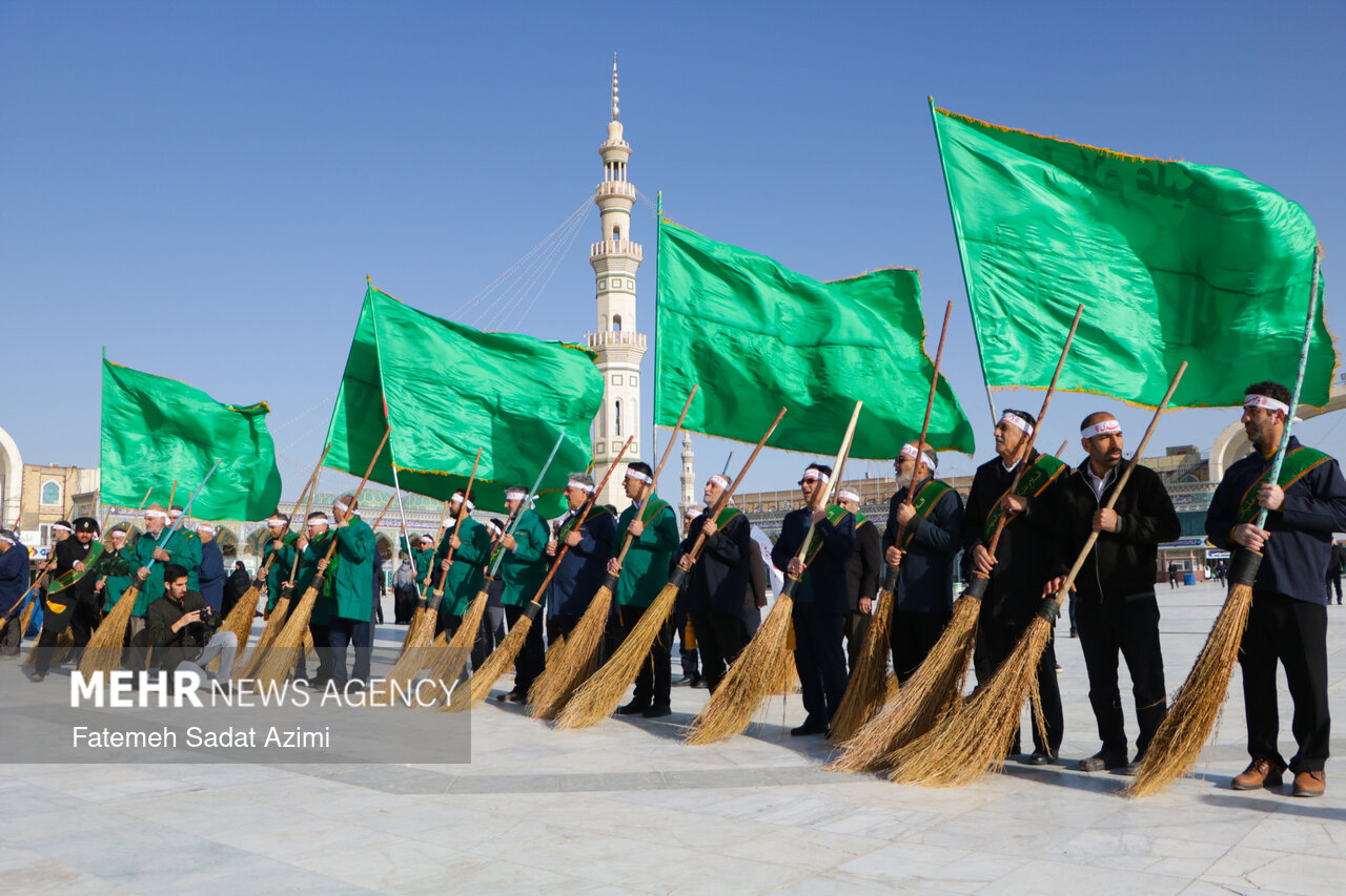 آئین جارو کردن خادمان مسجد جمکران