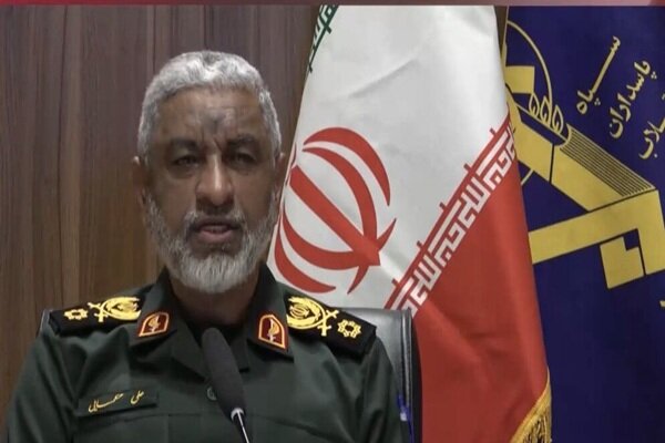 دریادار عظمایی: ناوهای آمریکایی جرات نزدیک شدن به تنگه هرمز را ندارند