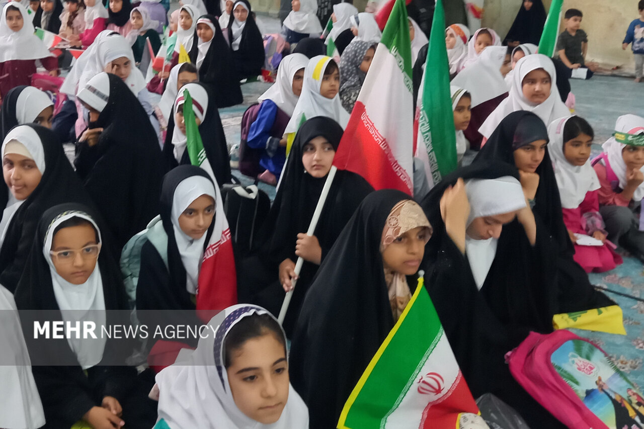 اجتماع دبستانی‌های بندرعباس به یاد کودکان شهید میناب