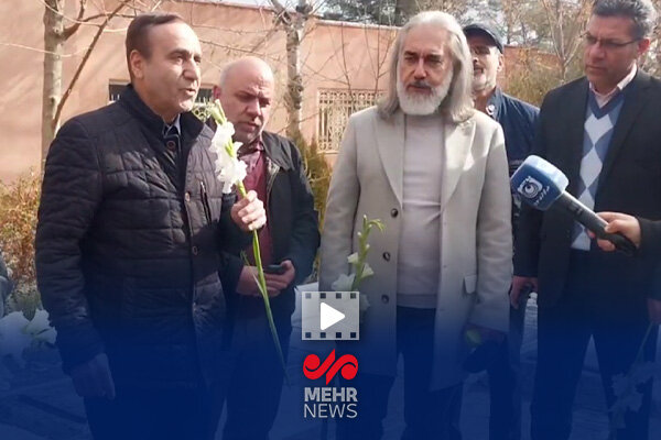 خوانندگی محمد گلریز بر مزار این هنرمند در بهشت ​​زهرایی تهران