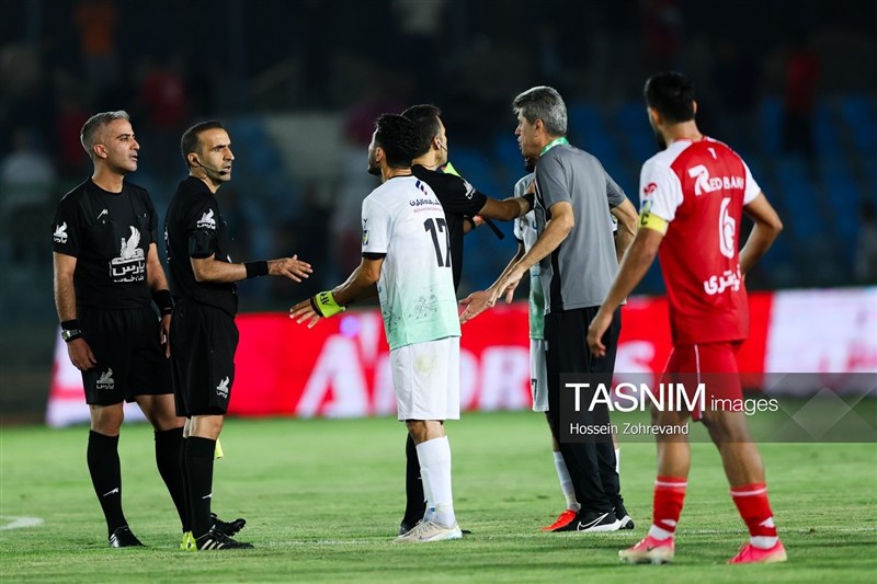 لگد زدن هافبک ذوب‌آهن به درِ اتاق داوران پس از بازی با پرسپولیس!