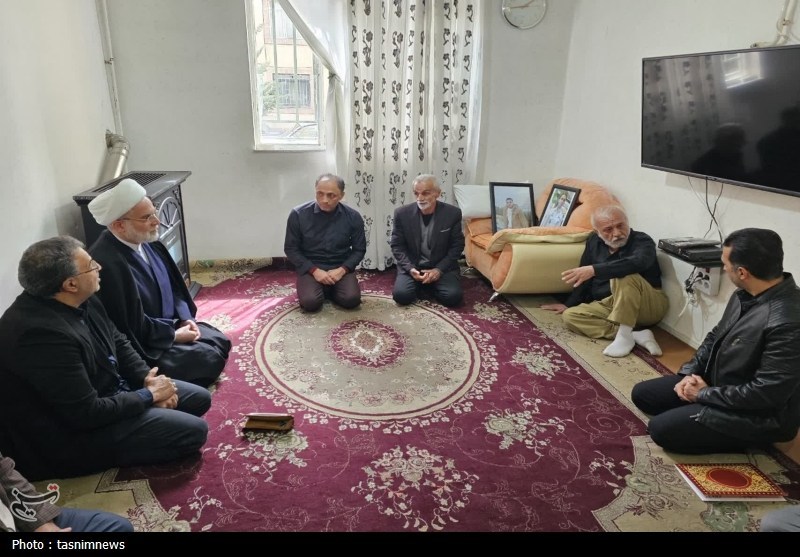 دیدار نماینده ولی‌فقیه در کردستان با خانواده شهید ناوشکن دنا+تصاویر