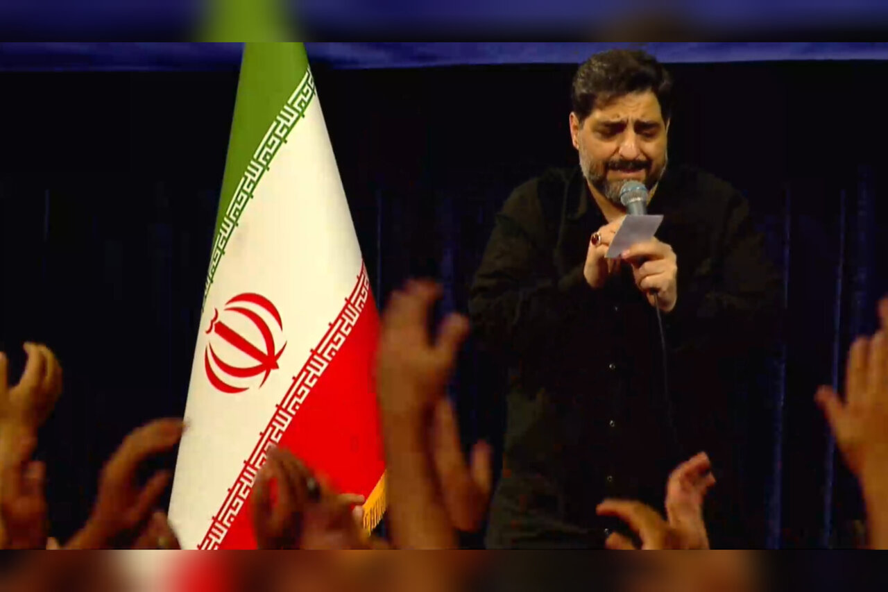 حماسه خوانی بیاد رهبر شهید در حرم امام رضا(ع)