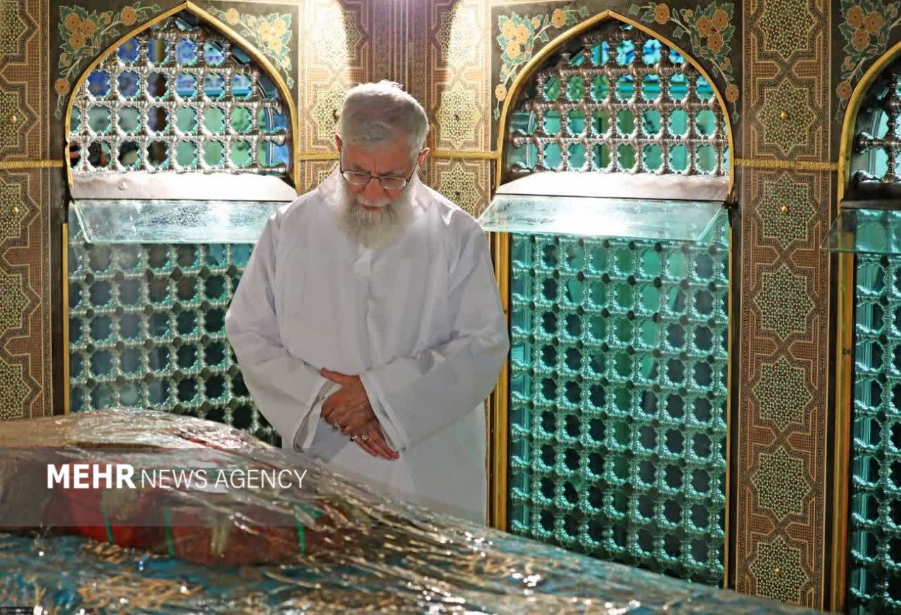 حضور رهبر شهید در مراسم غبارروبی حرم رضوی طی سال های گذشته