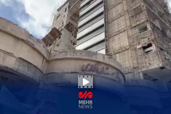 خروش پزشکان ایرانی در اعتراض به جنایات دشمن مقابل بیمارستان گاندی