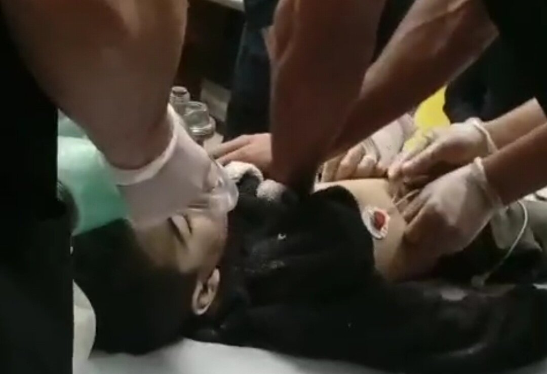 تصاویری از تلاش عوامل امدادی برای نجات کودک ۱۱ ساله