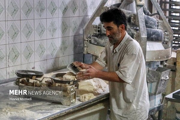 مشکلی در تامین آرد نداریم؛ برخورد با نانواهای متخلف