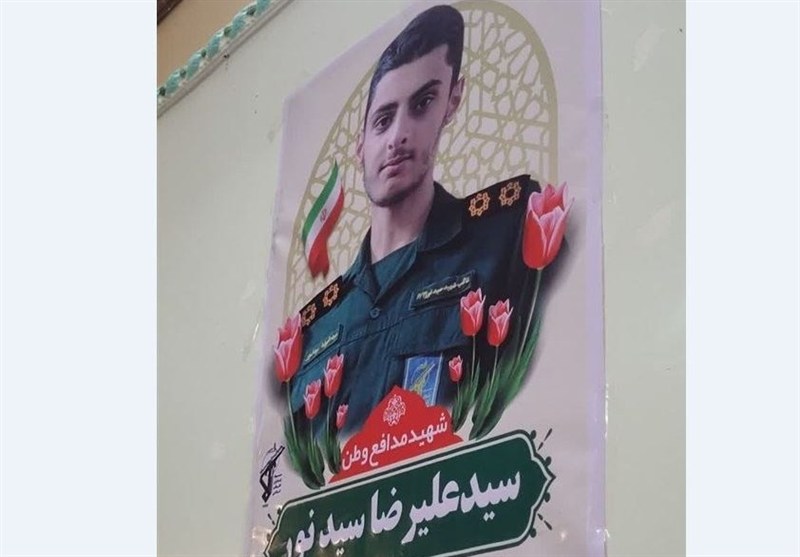 درجه که در دستش بود را روی شانه‌ی من چسباند