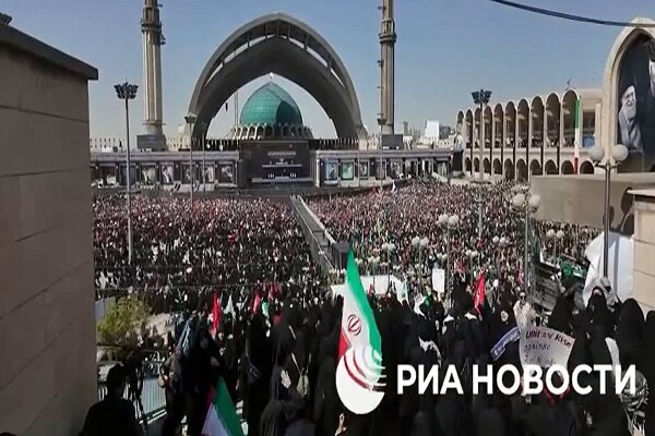 تصاویر اختصاصی رسانه روس از مراسم وداع با رهبر شهید انقلاب+فیلم