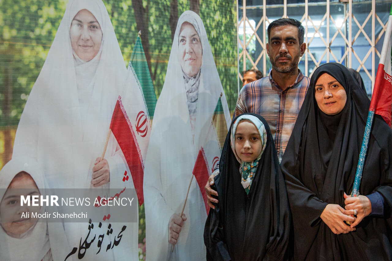تجمع متفاوت مردم وکیل‌آباد مشهد برای حسنا دختری با اسکوتر صورتی