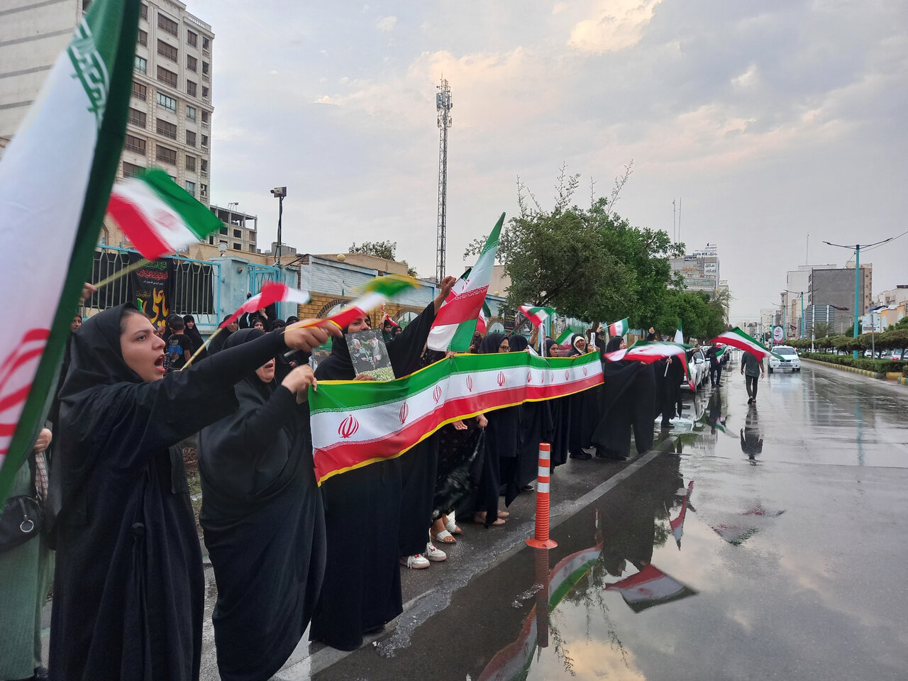 شعارهای حماسی مردم بندرعباس زیر باران