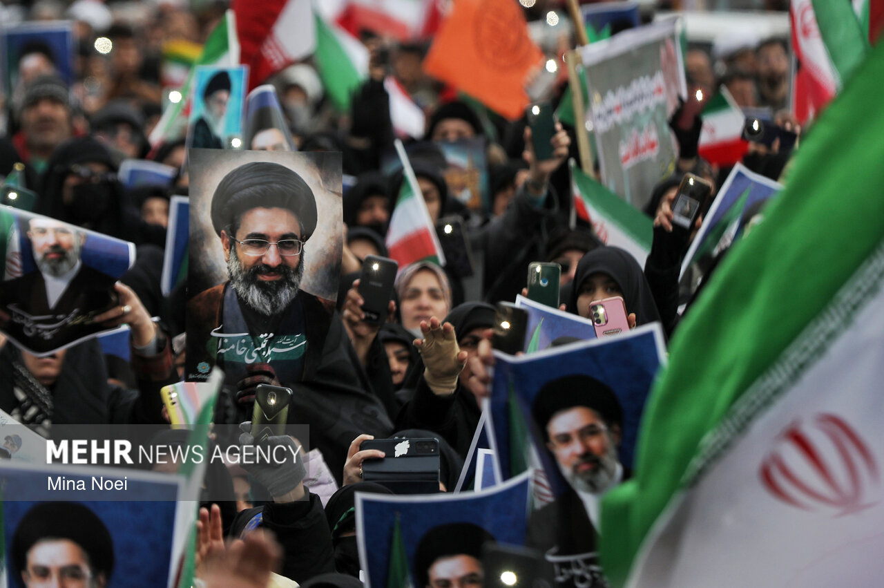 میثاق بیش از ۲۲۰۰ نفر از اهالی رسانه با رهبر انقلاب/ ادامه مسیر عزت