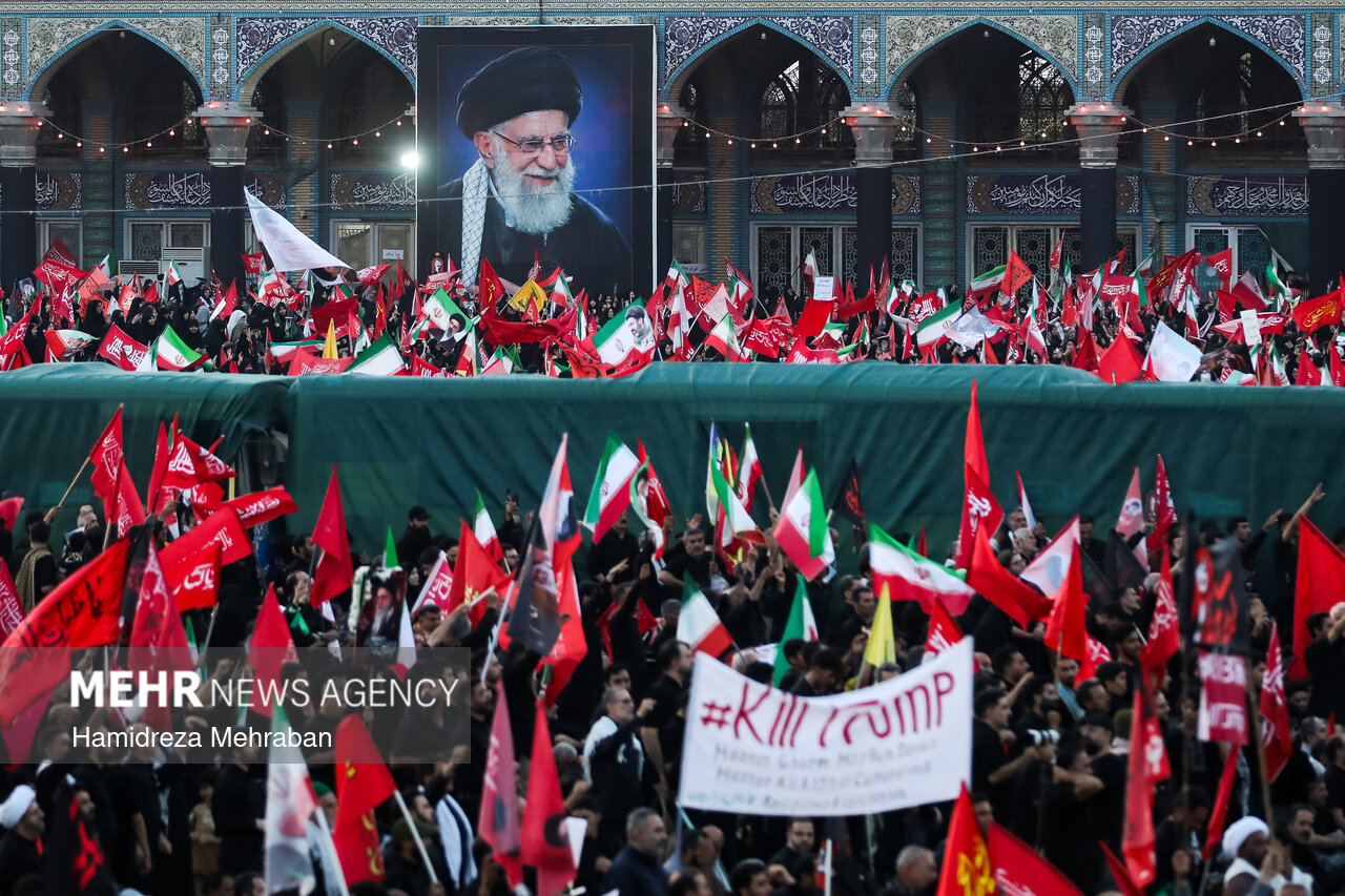 اقامه نماز بر پیکر رهبر شهید انقلاب در مسجد جمکران - ۲
