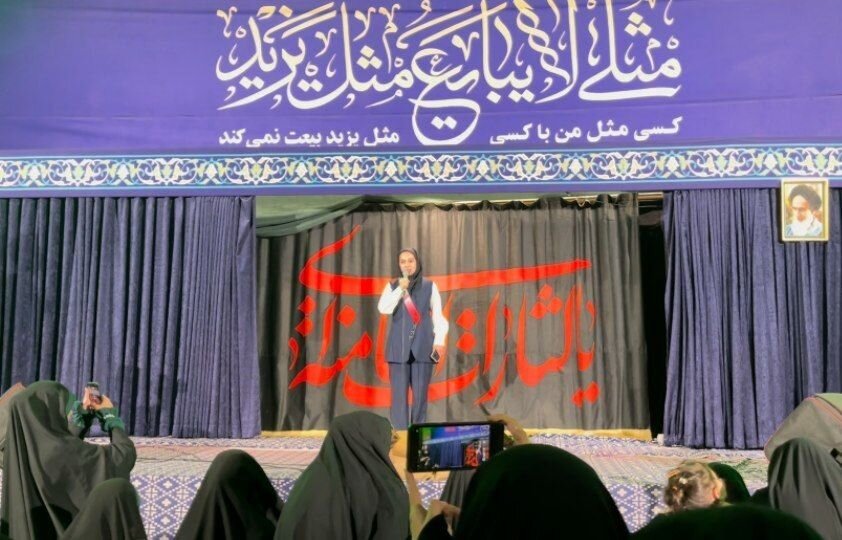 حضور بانوی قهرمان جهان رشته موی تای در تجمع مردم قم
