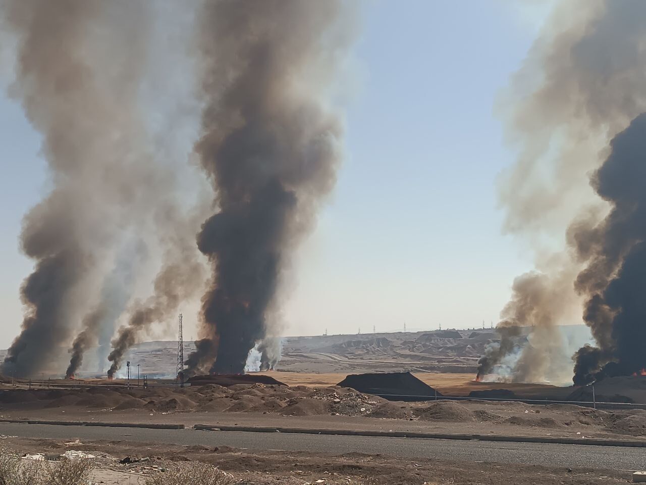 آتش‌نشانی: وقوع آتش‌سوزی در نیزار‌های رودشور پرند/ هر ساله حریق را در این محل شاهد هستیم، اما این بار تعدد کانون‌های آتش را داریم/ به دلیل دسترسی سخت به نیزار، روند اطفای حریق کندتر شده