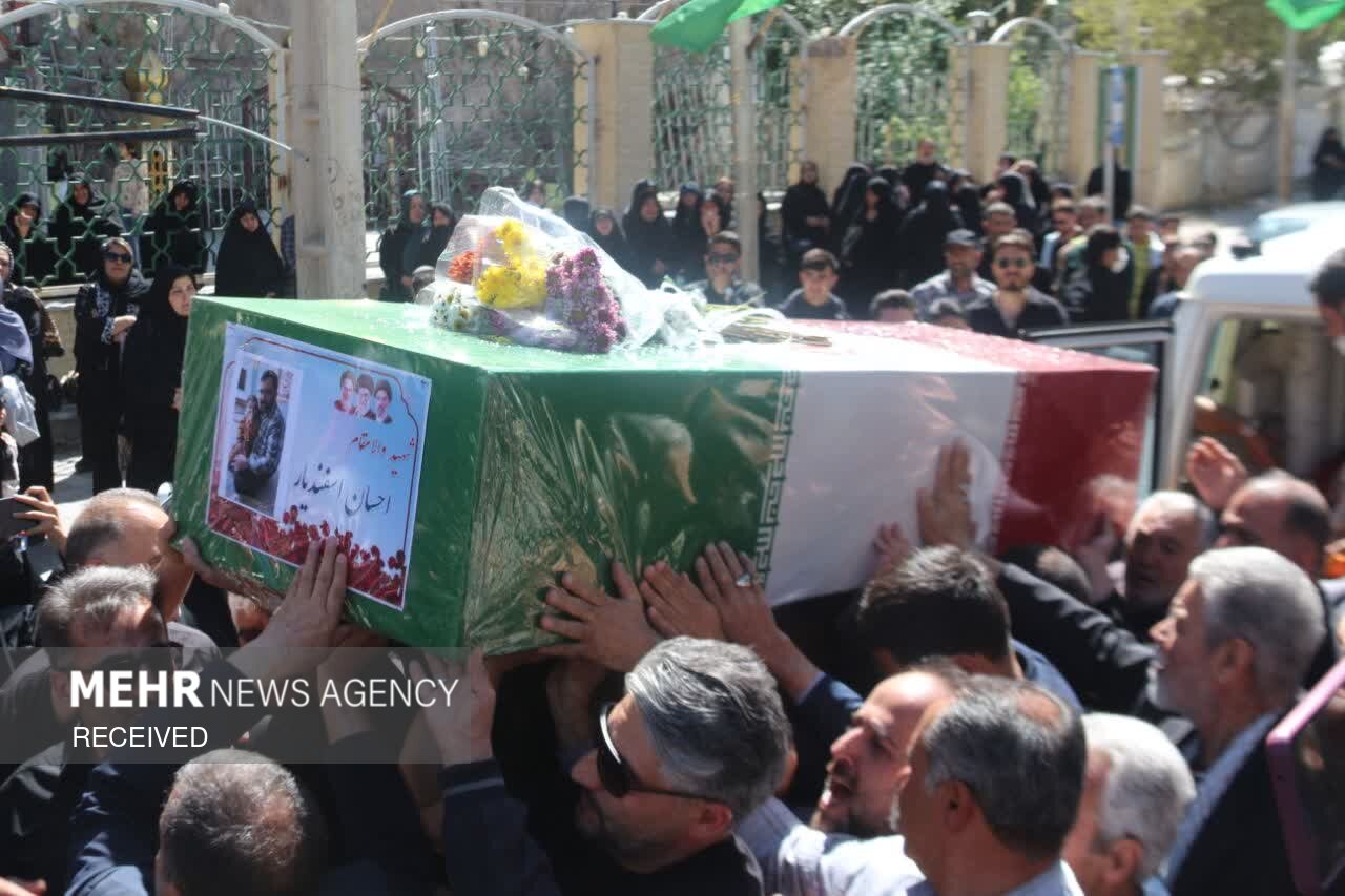 پیکر مطهر شهید احسان اسفندیار در فیروزکوه تشییع شد
