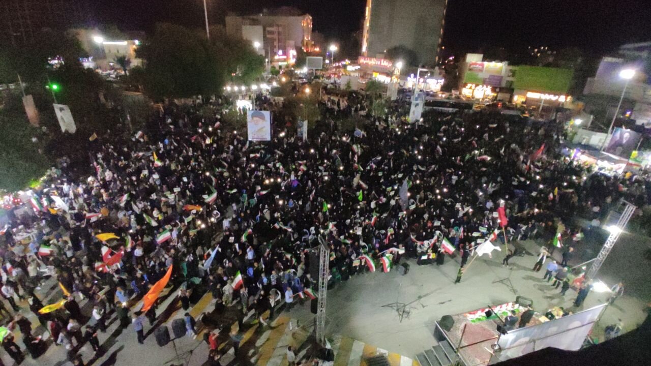 تجمع مردم بوشهر در میدان امام خمینی (ره)