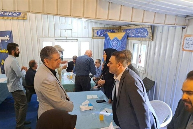 برپایی میز خدمت بانک ایران زمین در نماز جمعه تهران