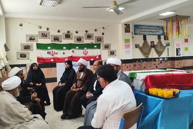 نمایشگاه هفته دفاع مقدس در دبیرستان صدرای کنگان افتتاح شد