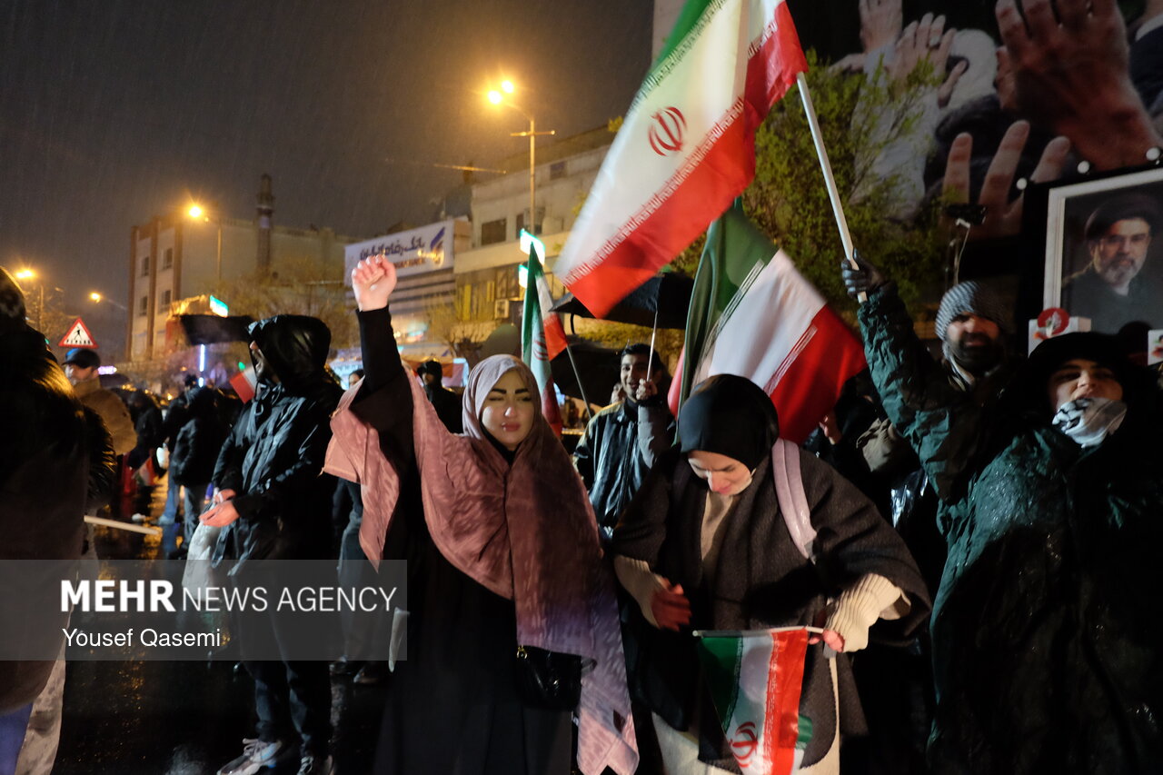 عزاداری و تجمع مردمی در سوگ رهبر شهید در میدان انقلاب اسلامی تهران