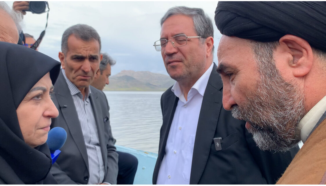 رئیس سازمان محیط زیست وضعیت دریاچه ارومیه را بررسی کرد