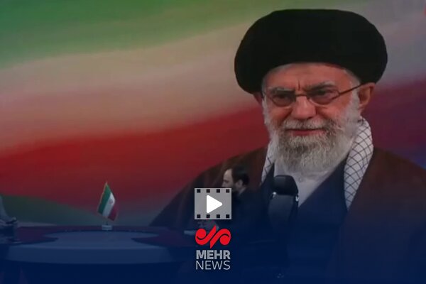 امام خامنه‌ای را چه کسی به ما هدیه داد؟