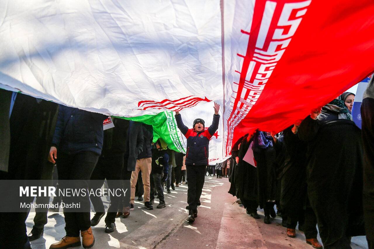 صفوف به هم پیوسته ملت ایران در راهپیمایی ۲۲ بهمن مایه وحشت دشمنان