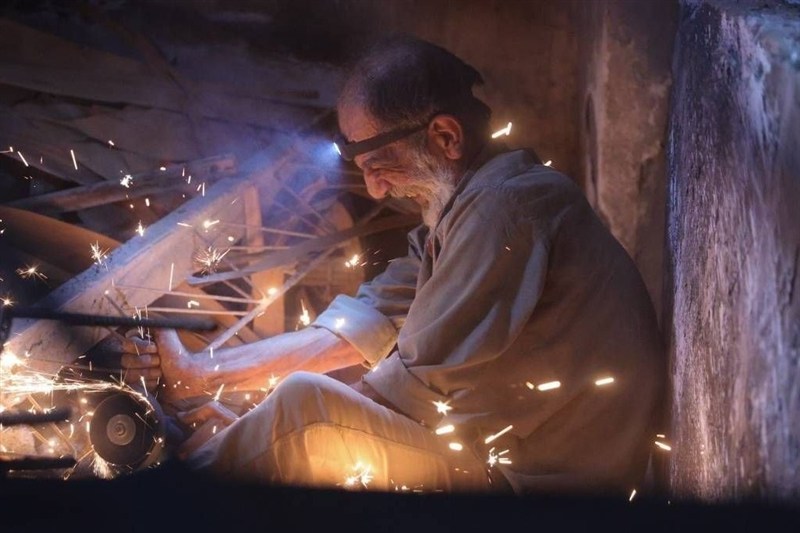 پوستر فیلم کوتاه «سرخ بین» رونمایی شد/داستان یک پدر و پسر در میانه جنگ
