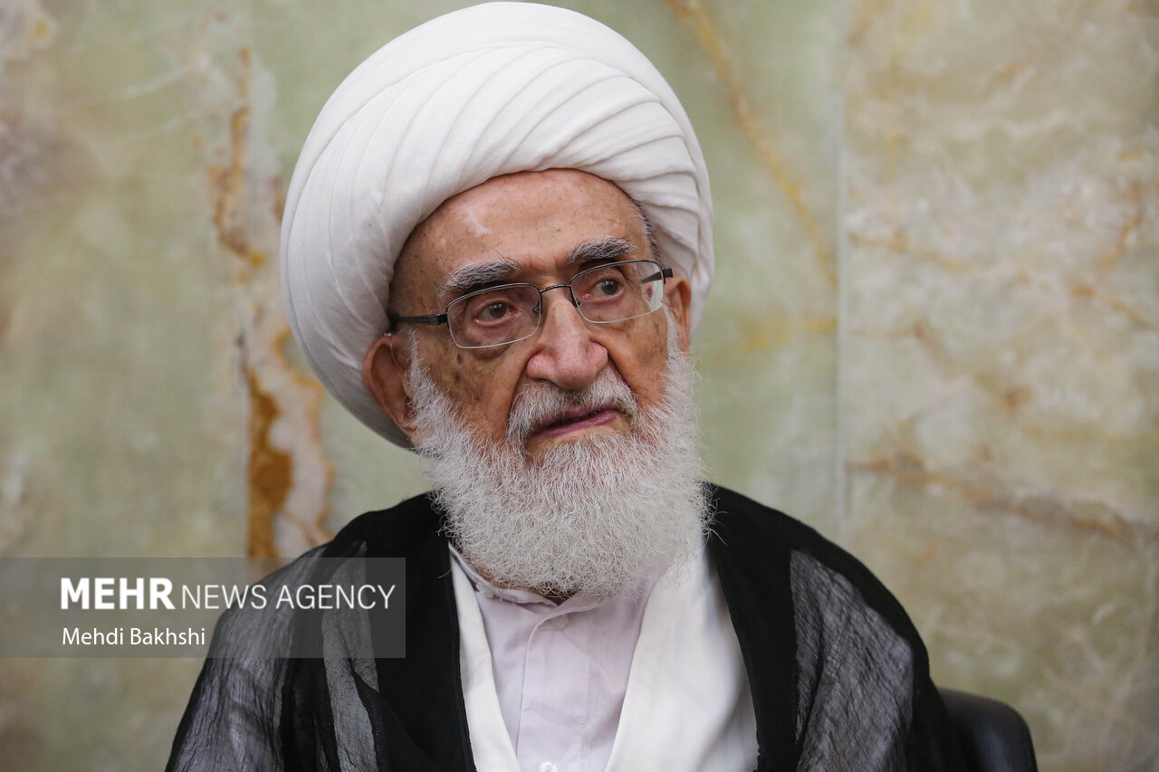 آیت الله محمودی حدود یک قرن از عمر خود را صرف خدمت به اهل بیت(ع) کرد.