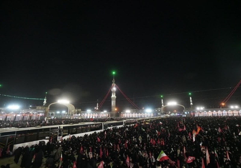 مسجد جمکران ساعاتی پیش از آغاز مراسم تشییع امام شهید مملو از جمعیت شد