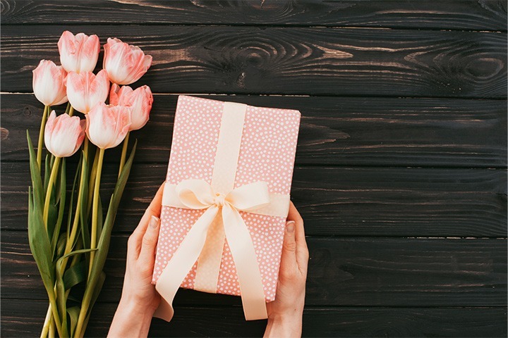 ایده های جذاب برای انتخاب بهترین هدایای خاص برای خانم ها