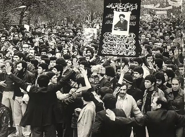 خیابان ها پر بود، هیچکس حرف نمی زد/ انقلابی که در هیچ فرمولی نمی گنجید