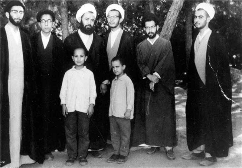 خاطرات رهبر شهید از لباس‌‌هایی که مادرش می‌دوخت و یک لباده 40ساله خاص!