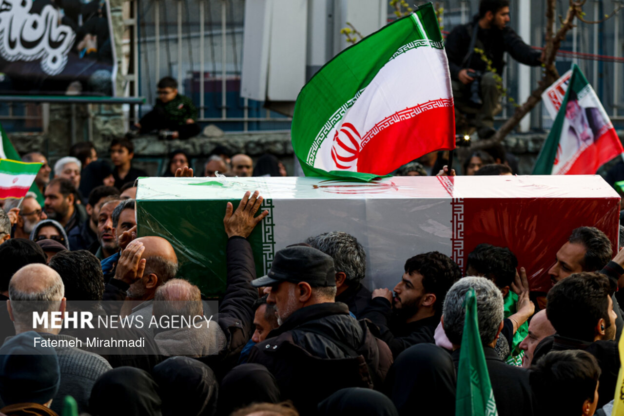 پیکر شهید بیات بر دستان مردم قبله تهران تشییع شد