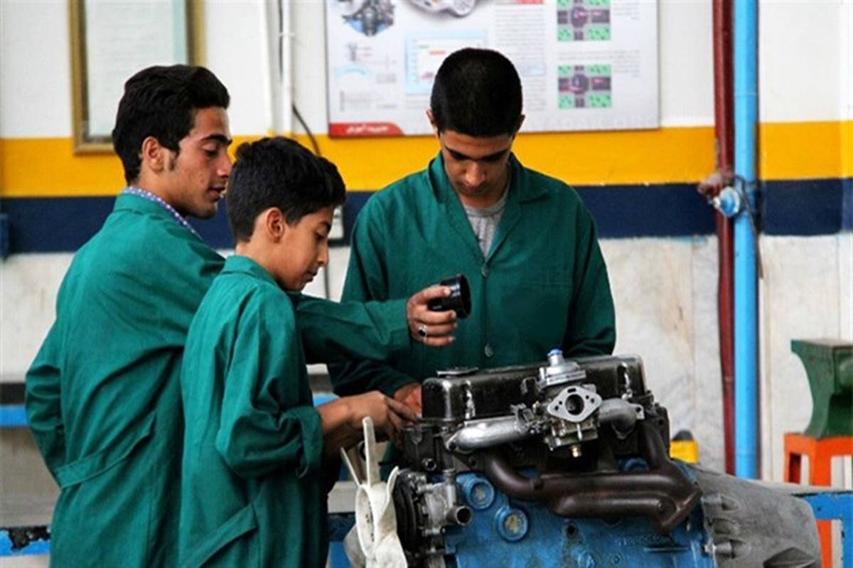تامین ۳۰ قلم تجهیزات هنرستان‌های تنکابن