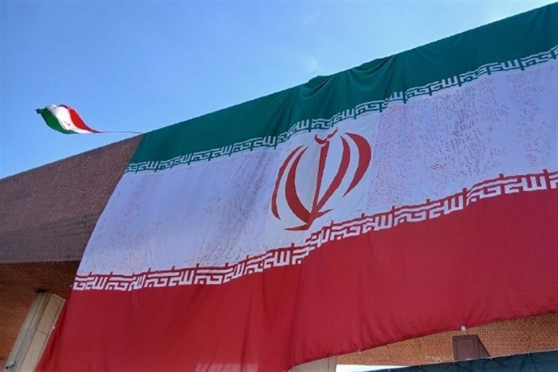 ابرپرچم ایران در سردر دانشگاه شریف به اهتزاز درآمد