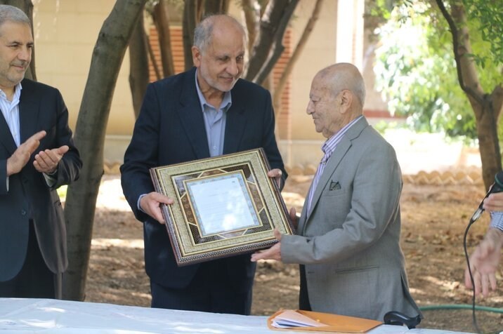 بنیاد نخبگان فارس از چهره ماندگار اورولوژی کشور قدردانی کرد
