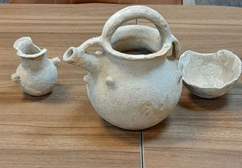 اهدای سه شیء تاریخی مربوط به عصر آهن به اداره‌کل میراث‌فرهنگی ایلام