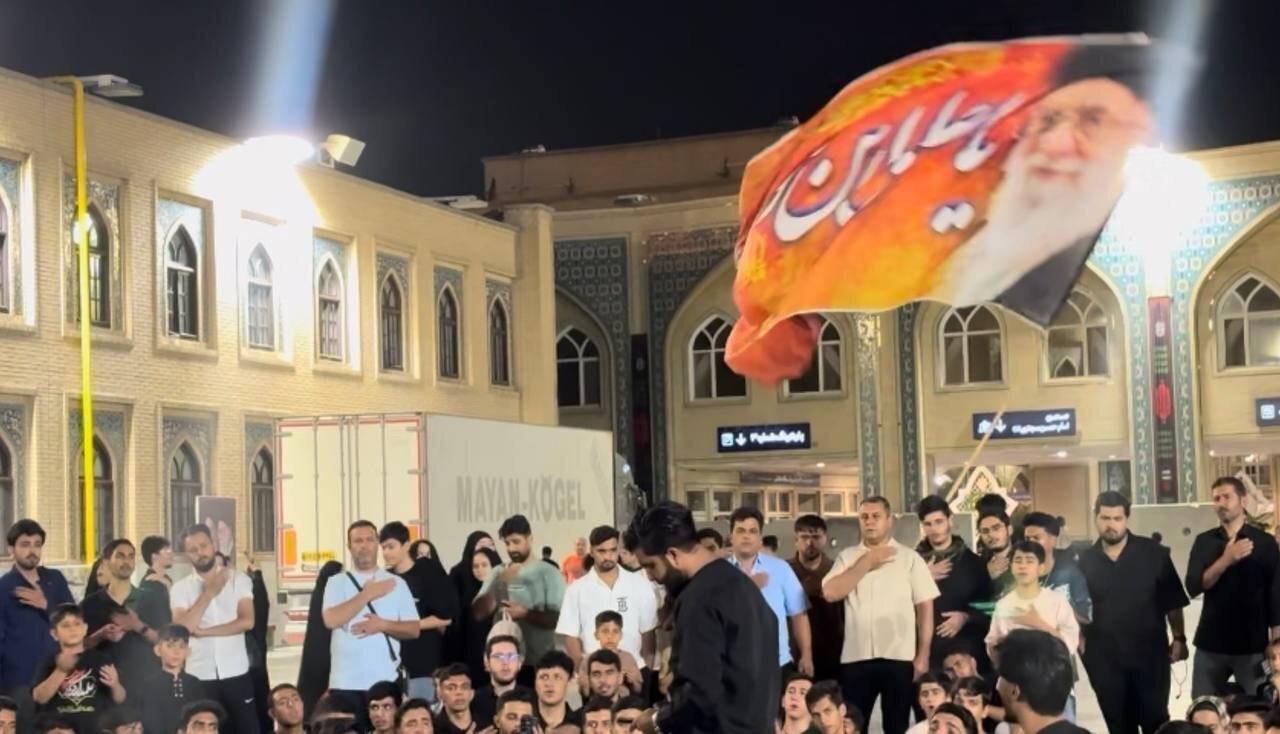 عزاداری زائران حرم رضوی در آستانه تشییع رهبر شهید ایران 