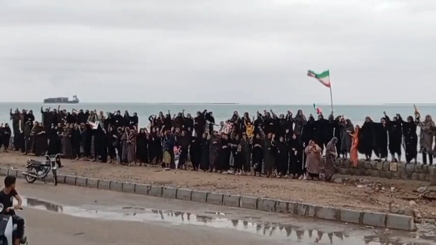 مردم جزیره هرمز در حفاظت از جزیره زنجیره انسانی تشکیل دادند