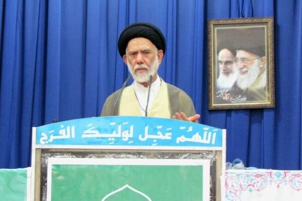 امام جمعه دیّر : نباید با اظهارات خود تصویری از ضعف به دشمن القا کنیم