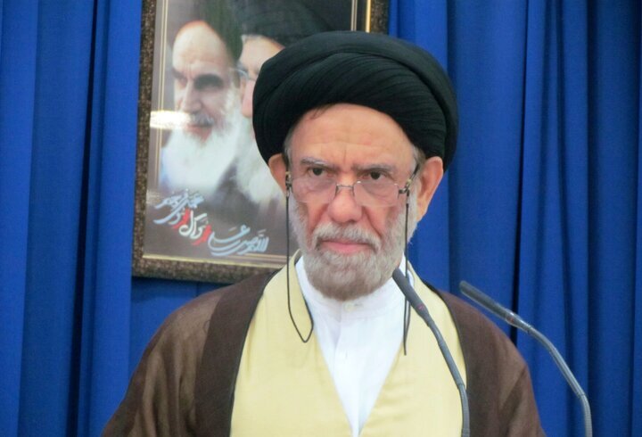 امام جمعه دیر: دشمن در جنگ نرم به‌دنبال سست‌کردن عقاید مردم است