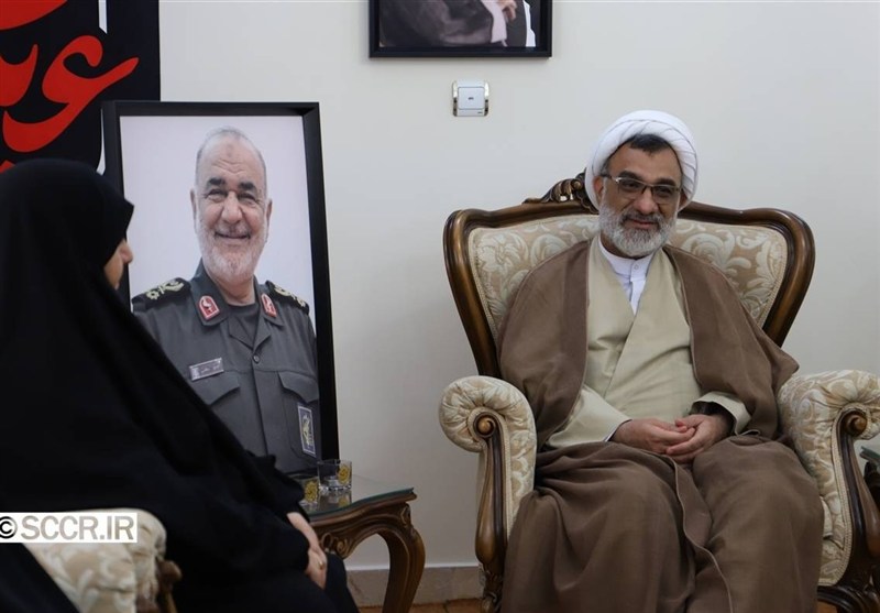 دیدار دبیر شورایعالی انقلاب فرهنگی با خانواده شهید سلامی